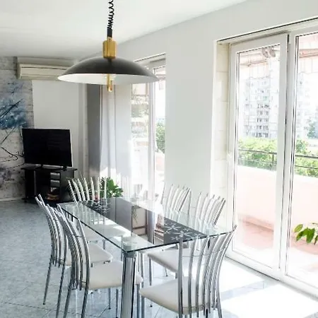 Cozy 2br With Old Town View And Free Street Parking Apartment